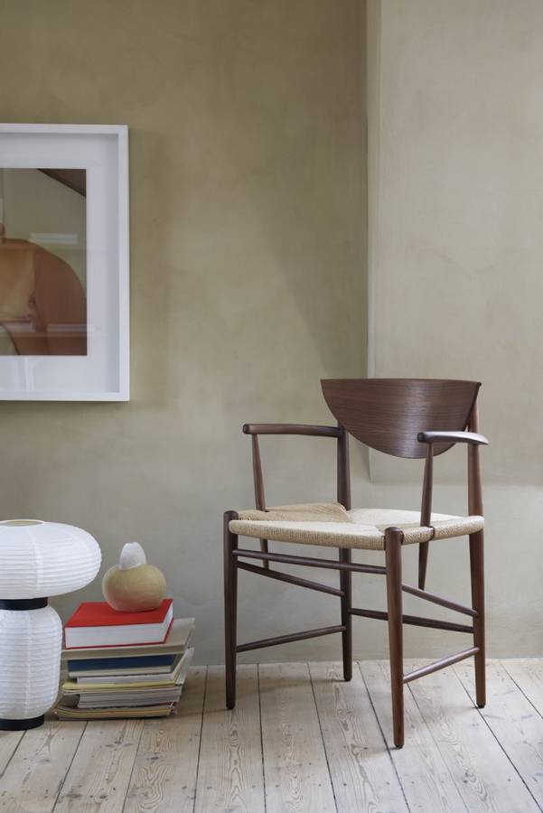 &Tradition – Drawn HM4 Armrest – Natural Paper Cord and Walnut
